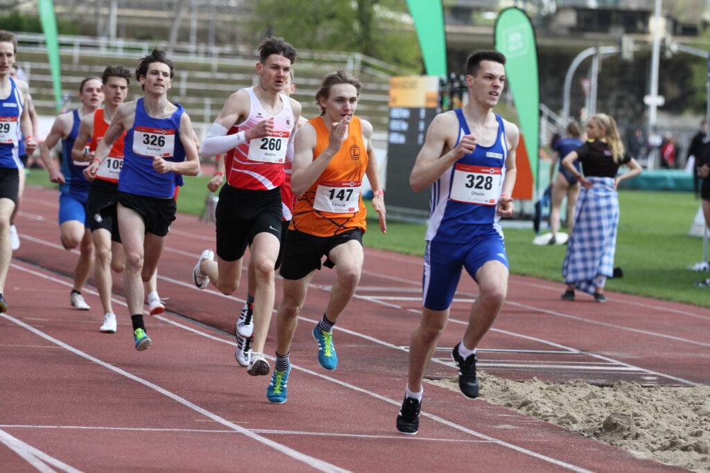 Beim ersten 800 Meter in Dresden läuft Till Czisnik (U20) in 1:54,02 Minuten einen neuen Vereinsrekord und erfüllt die Quali für die Deutsche Jugendmeisterschaft (Foto (c) by Karl-HeinzFlucke